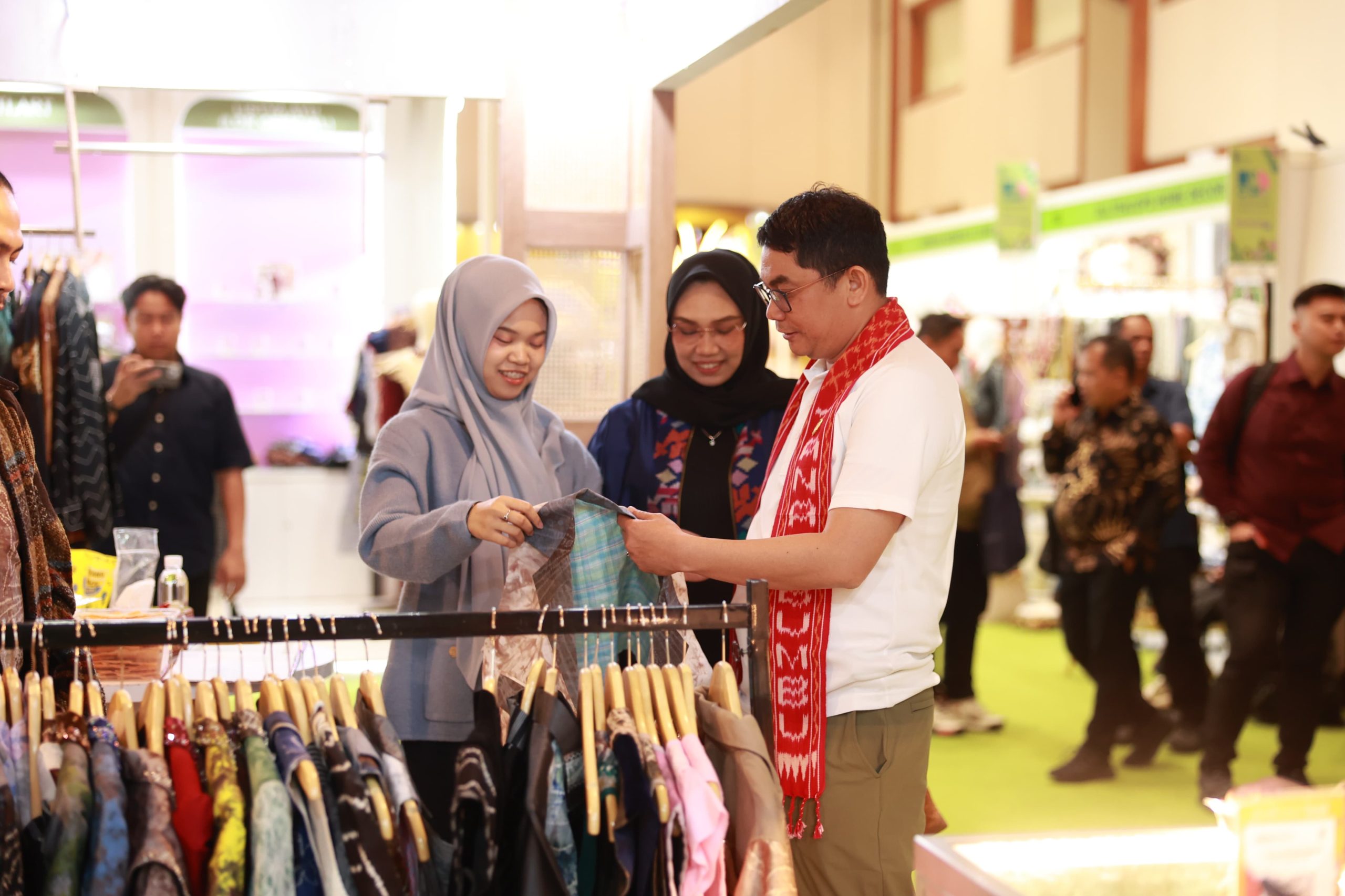 Bupati Tanah Bumbu melihat produk kerajinan UMKM di stan pameran INACRAFT 2026 bersama pelaku usaha.