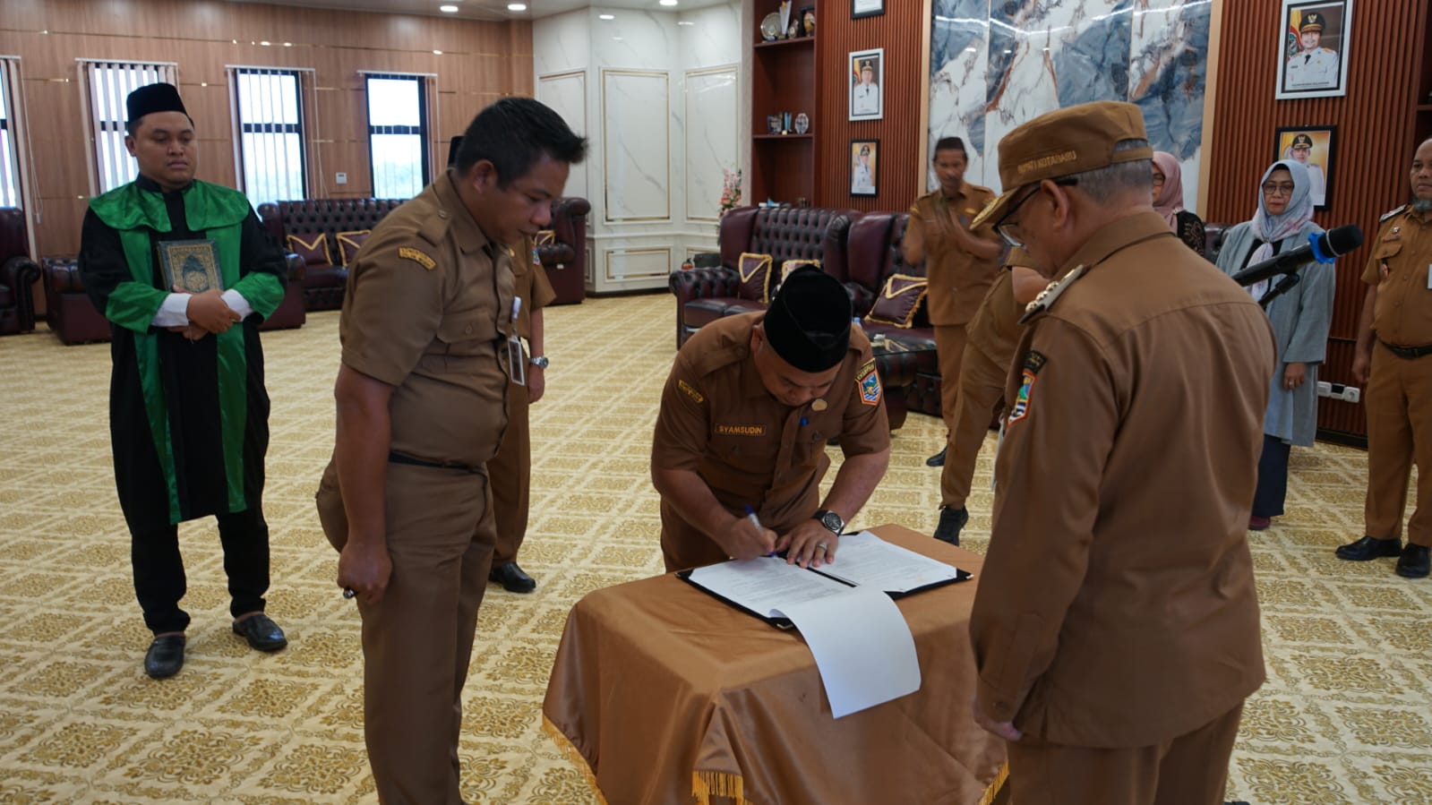 Bupati Kotabaru Muhammad Rusli melantik pejabat baru Pemkab Kotabaru dalam prosesi pelantikan dan pengambilan sumpah jabatan.