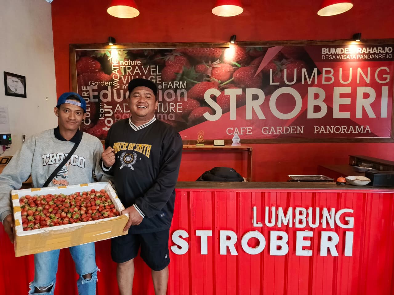 Andri Tri Irawan (Abrek) penggagas Lumbung Stroberi BUMDes Pandanrejo yang berhasil mengembangkan wisata petik stroberi dengan omzet ratusan juta.