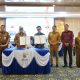 Bupati Kotabaru dan Kepala LAN RI berdiri bersama setelah menandatangani MoU peningkatan kompetensi aparatur sipil negara di Kotabaru.