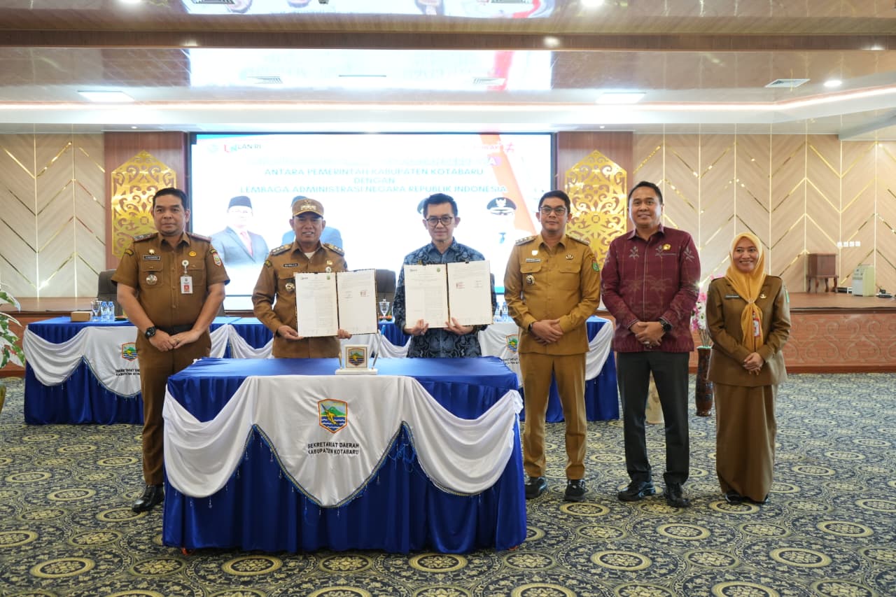 Bupati Kotabaru dan Kepala LAN RI berdiri bersama setelah menandatangani MoU peningkatan kompetensi aparatur sipil negara di Kotabaru.