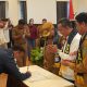Penandatanganan dokumen pelantikan pengurus KONI Kabupaten Kotabaru disaksikan Bupati Kotabaru dan pejabat daerah pada acara pengukuhan periode 2026–2030.
