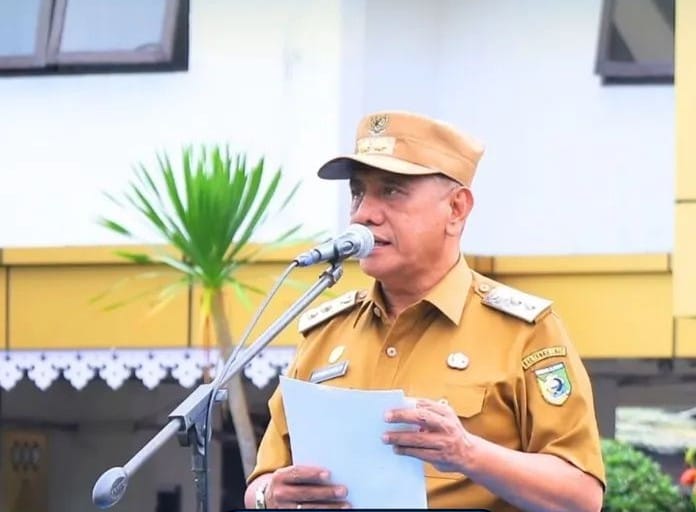 Wakil Bupati Tanah Laut H.M. Zazuli memberikan arahan saat apel gabungan ASN di Kantor Bupati Tanah Laut.