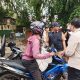 Petugas gabungan mengecek kelengkapan dan status pajak kendaraan sepeda motor di Palangka Raya.