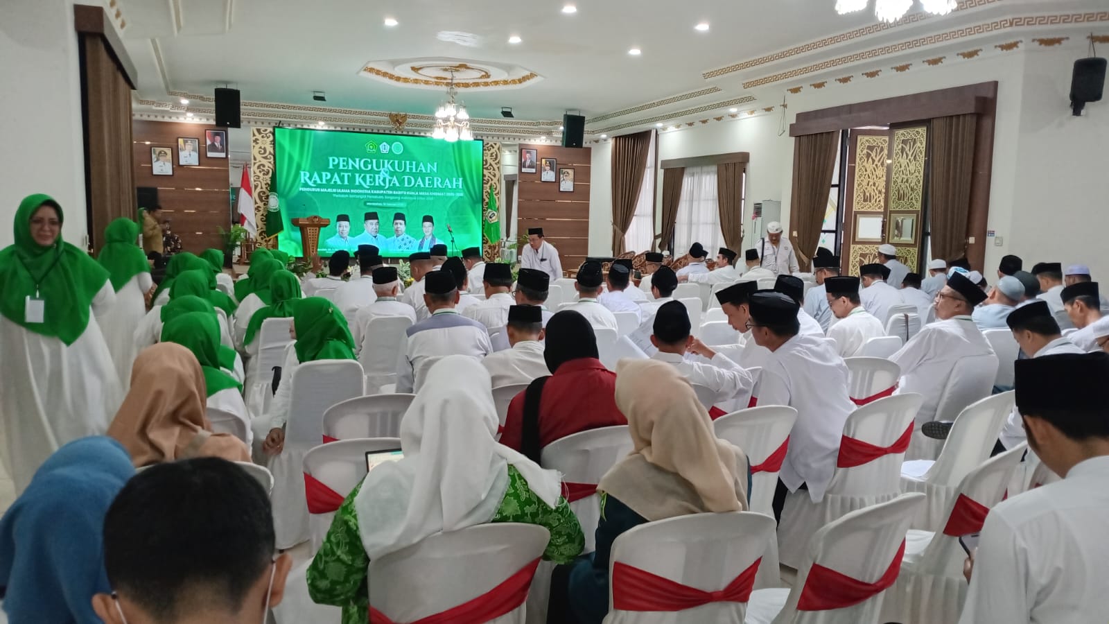 Suasana kegiatan pengukuhan pengurus MUI Barito Kuala periode 2026–2031 dan Rakerda di Aula Selidah Kantor Bupati Barito Kuala.