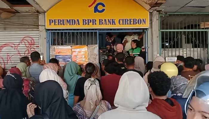 Izin Usaha BPR Cirebon Dicabut, Ratusan Nasabah Datangi Kantor Bank