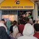 Kerumunan nasabah di kantor BPR Cirebon setelah pencabutan izin usaha oleh OJK