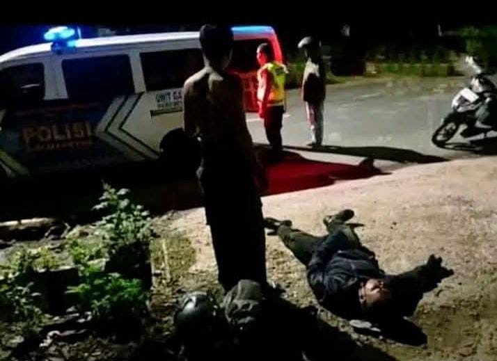 Barang bukti celurit dan sepeda motor diamankan polisi setelah penangkapan terduga pelaku begal di Bekasi