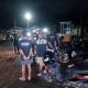 Sejumlah remaja berdiri menghadap petugas polisi saat terjaring razia balap liar pada malam hari di Tabalong, dengan beberapa sepeda motor terparkir di lokasi.