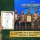 Wali Kota Palangka Raya memegang piagam BB SAKIP 2025 dan pejabat DPMPTSP menerima penghargaan Zona Integritas WBK pada acara SAKIP dan ZI Award 2025 Kementerian PANRB di Jakarta.