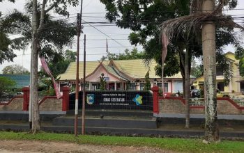 Gedung Kantor Dinas Kesehatan Kabupaten Tanah Laut sebagai lokasi pelaksanaan dan koordinasi skrining kesehatan siswa.