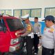 Petugas polisi lalu lintas dan Dishub memeriksa kendaraan angkutan barang saat ramp check di Kantor Pengujian Dishub Hulu Sungai Utara.