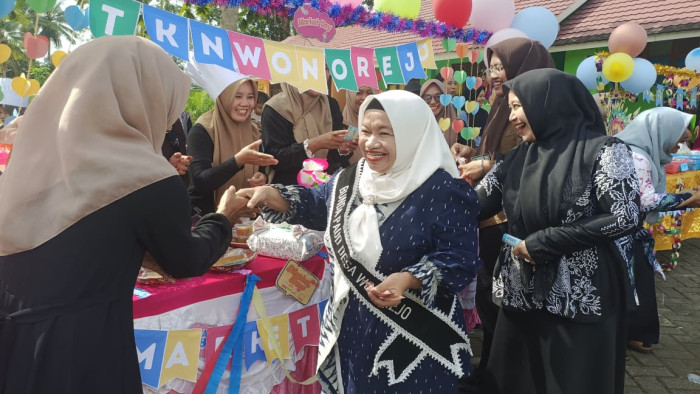 Anggota DPRD Tanah Bumbu Asri Noviandani mengunjungi kegiatan Market Day TK Negeri Wonorejo di Kecamatan Satui sebagai bentuk dukungan pendidikan karakter anak usia dini.