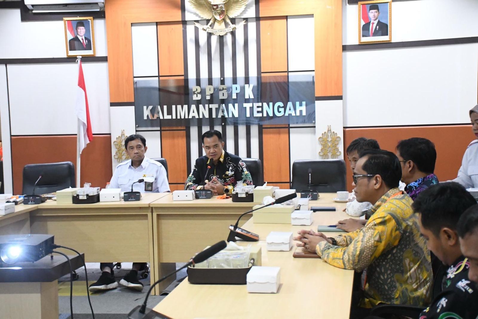 Bupati Pulang Pisau Ahmad Rifa’i saat rapat kerja di kantor BPBPK Kalimantan Tengah membahas dukungan DAK dan pembangunan infrastruktur air bersih.