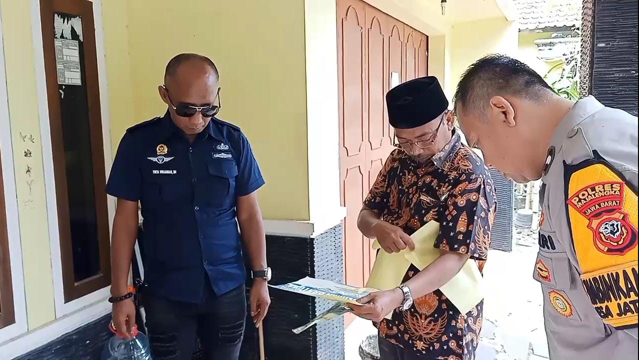Pemasangan stiker penerima bantuan sosial di rumah warga Majalengka