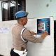 Personel Polres Hulu Sungai Utara memasang stiker QR Code pengaduan Propam Polri di papan informasi Kantor Kelurahan Antasari, Amuntai Tengah.