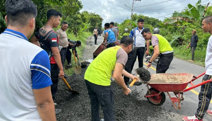 Cegah Kecelakaan, Satlantas Polres Batola Langsung Uruk Jalan Berlubang di Cerbon