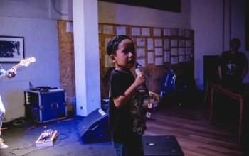 Gandhi Sehat tampil bernyanyi di atas panggung saat membawakan lagu dalam pertunjukan musik sebelum album Cita-citaku Ga Jadi Polisi ditarik dari platform streaming.