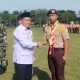 Eryanto Rais berjabat tangan dengan peserta pramuka pada kegiatan Persami KKRI Tanah Bumbu 2026.