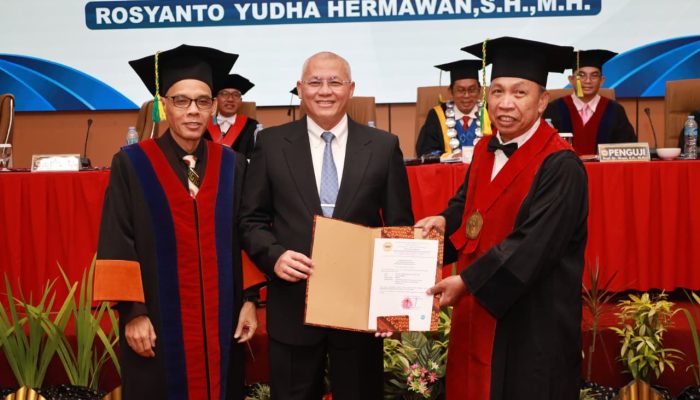 Kapolda Kalsel Raih Gelar Doktor Cumlaude di Tengah Kesibukan Pimpin Kepolisian
