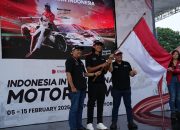 Sean Gelael dan perwakilan Pertamina Patra Niaga mengibarkan bendera Indonesia pada peluncuran kerja sama balap internasional AF Corse 51 di IIMS 2026 Jakarta.