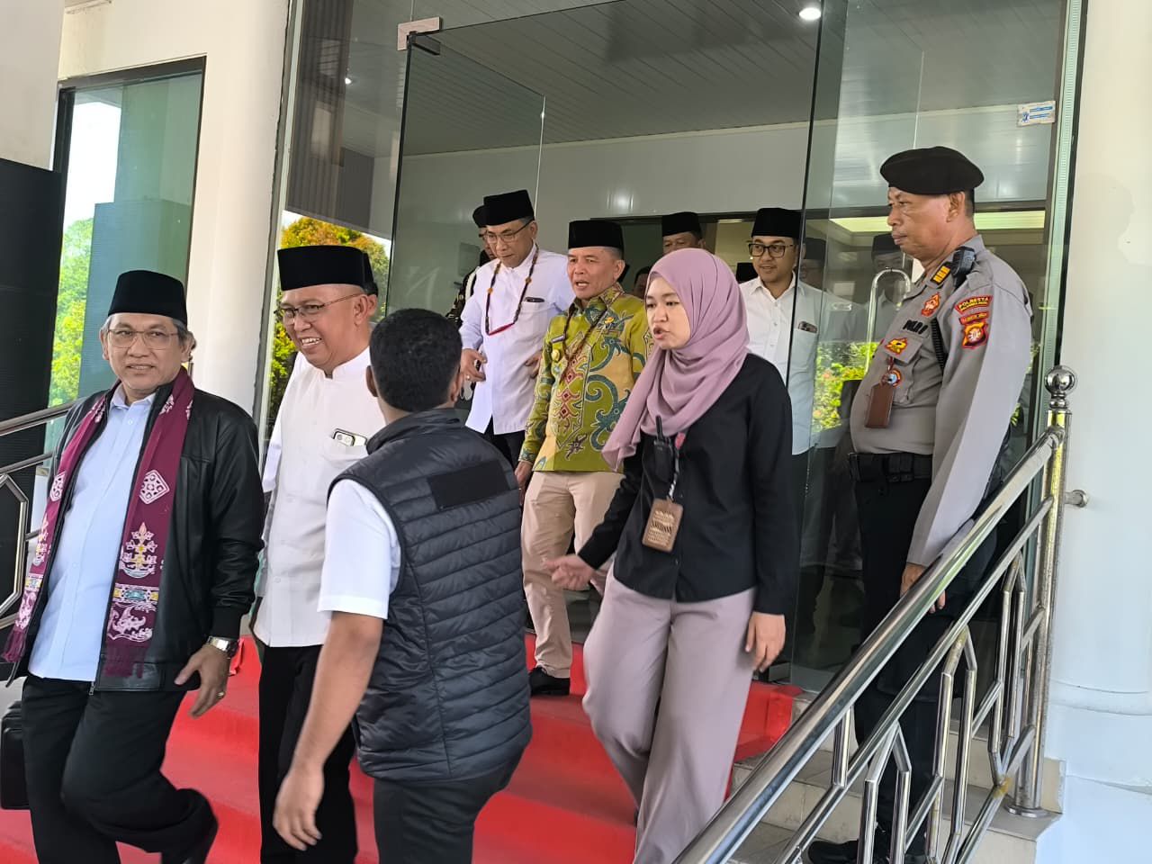 Kedatangan Ketua Umum PBNU di Bandara Tjilik Riwut Palangka Raya dengan pengamanan aparat kepolisian.