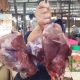 Pedagang daging sapi di pasar tradisional Majalengka memperlihatkan stok daging yang mengalami kenaikan harga menjelang Ramadan.