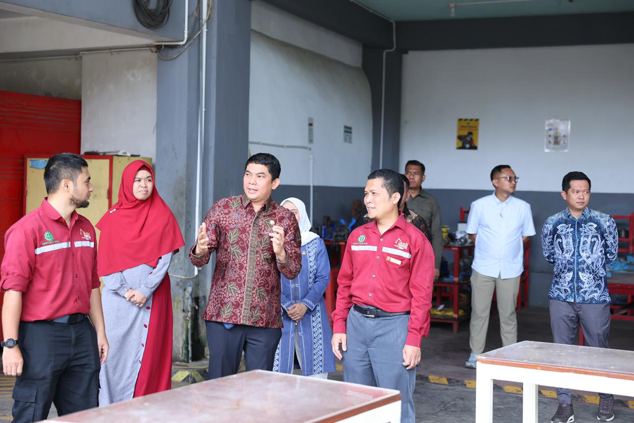Bupati Tanah Bumbu Andi Rudi Latif meninjau fasilitas pelatihan alat berat di Akademi Alat Berat Indonesia sebagai bagian penjajakan kerja sama pengembangan SDM industri.