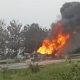 Truk tangki terbakar di Tol Cipali kilometer 185A arah Cirebon dengan asap hitam membumbung tinggi di lokasi kejadian.