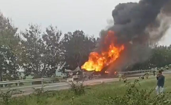 Truk tangki terbakar di Tol Cipali kilometer 185A arah Cirebon dengan asap hitam membumbung tinggi di lokasi kejadian.