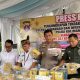 Petugas kepolisian memperlihatkan barang bukti puluhan kilogram sabu dan ribuan ekstasi saat rilis pengungkapan kasus narkoba di Kalimantan Tengah.