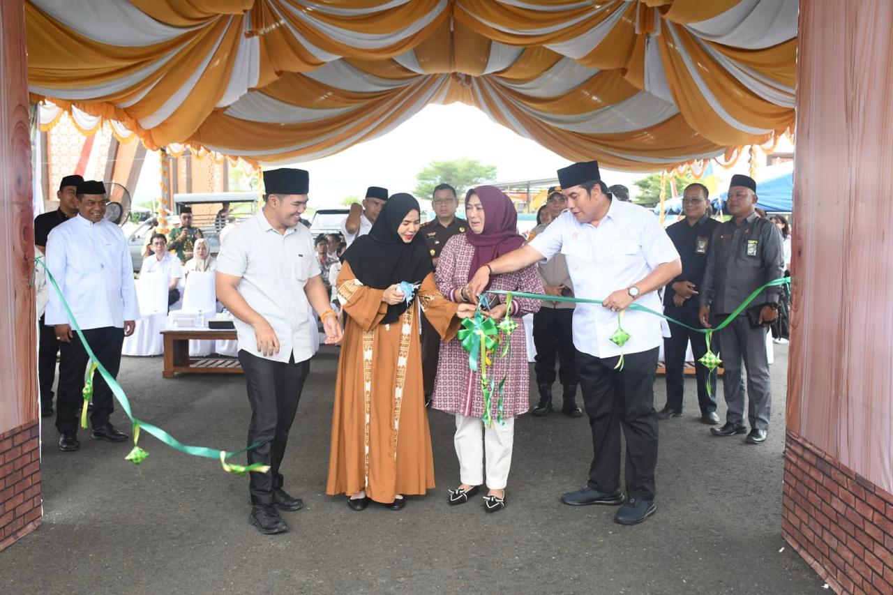 Wakil Bupati Pulang Pisau membuka Gerakan Pangan Murah dan Pasar Ramadan di Masjid Agung Ar Raudhah menjelang Ramadan 2026.