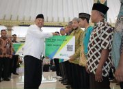 Penyerahan simbolis kartu BPJS Ketenagakerjaan kepada marbot masjid oleh Bupati Sleman sebagai bentuk perlindungan sosial bagi pekerja keagamaan informal.