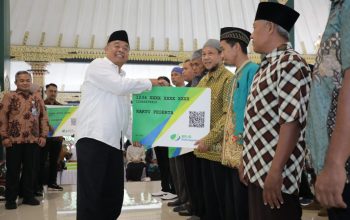 Penyerahan simbolis kartu BPJS Ketenagakerjaan kepada marbot masjid oleh Bupati Sleman sebagai bentuk perlindungan sosial bagi pekerja keagamaan informal.