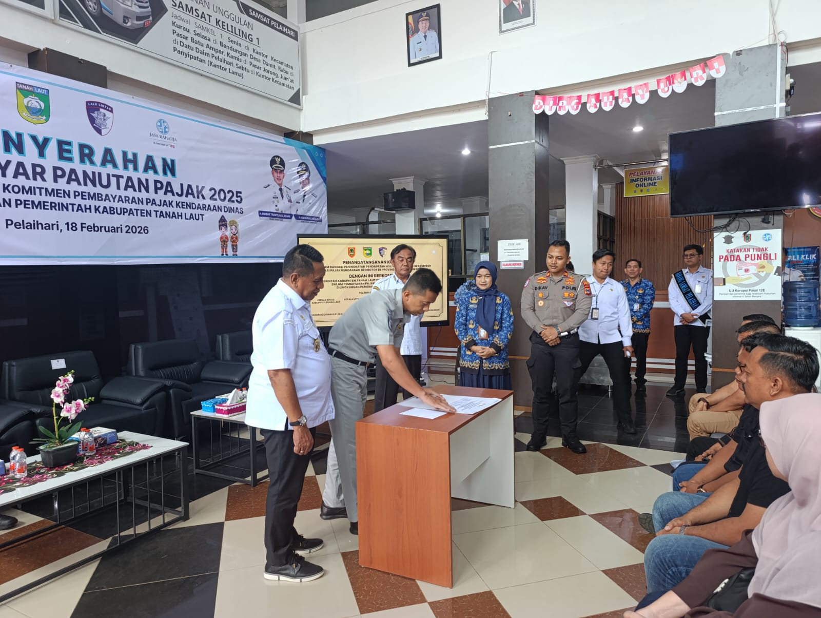 Wakil Bupati Tanah Laut menandatangani komitmen tertib pajak kendaraan dinas dalam kegiatan Gebyar Panutan Pajak Kendaraan Bermotor di Samsat Pelaihari.