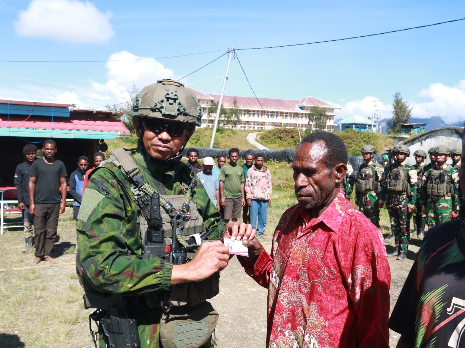 Personel TNI Satgas Yonif 631 Antang menyerahkan kartu identitas kepada eks anggota OPM setelah ikrar setia NKRI di Sugapa Intan Jaya Papua Tengah.