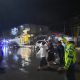 Petugas polisi mengatur lalu lintas dan membantu jemaah menyeberang jalan setelah salat Tarawih di Tabalong pada malam hari