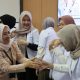Sekda Tanah Bumbu Yulian Herawati berjabat tangan dengan dokter internship pada kegiatan orientasi dokter internship 2026 di Batulicin.