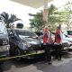 Polisi Polda Kalsel memeriksa mobil barang bukti kasus pemalsuan STNK dan BPKB kendaraan bermotor di Banjarbaru.