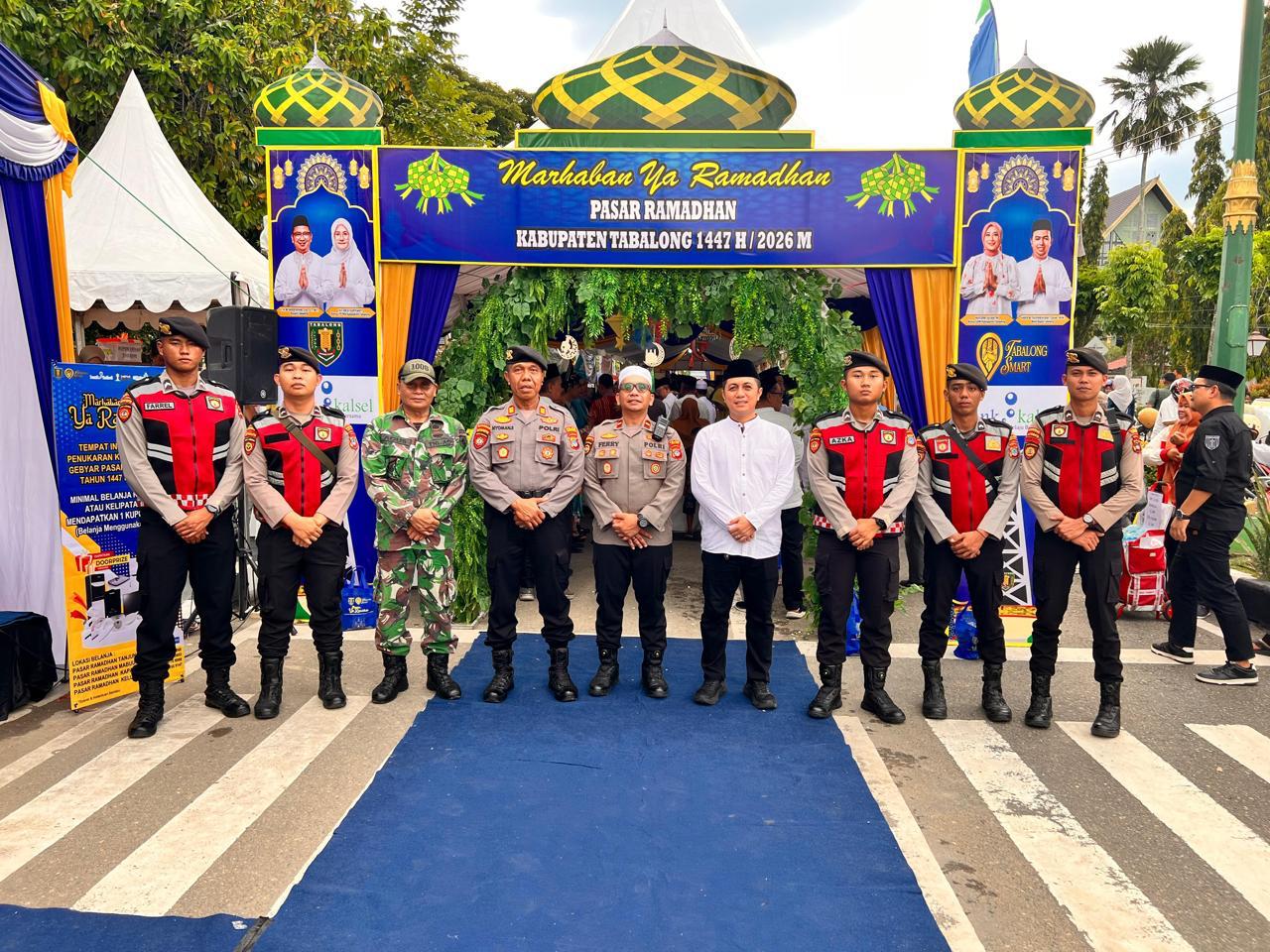 Petugas TNI-Polri dan pemerintah daerah melakukan pengamanan di area pembukaan Pasar Ramadan Tabalong 2026 di Taman Giat Kota Tanjung.