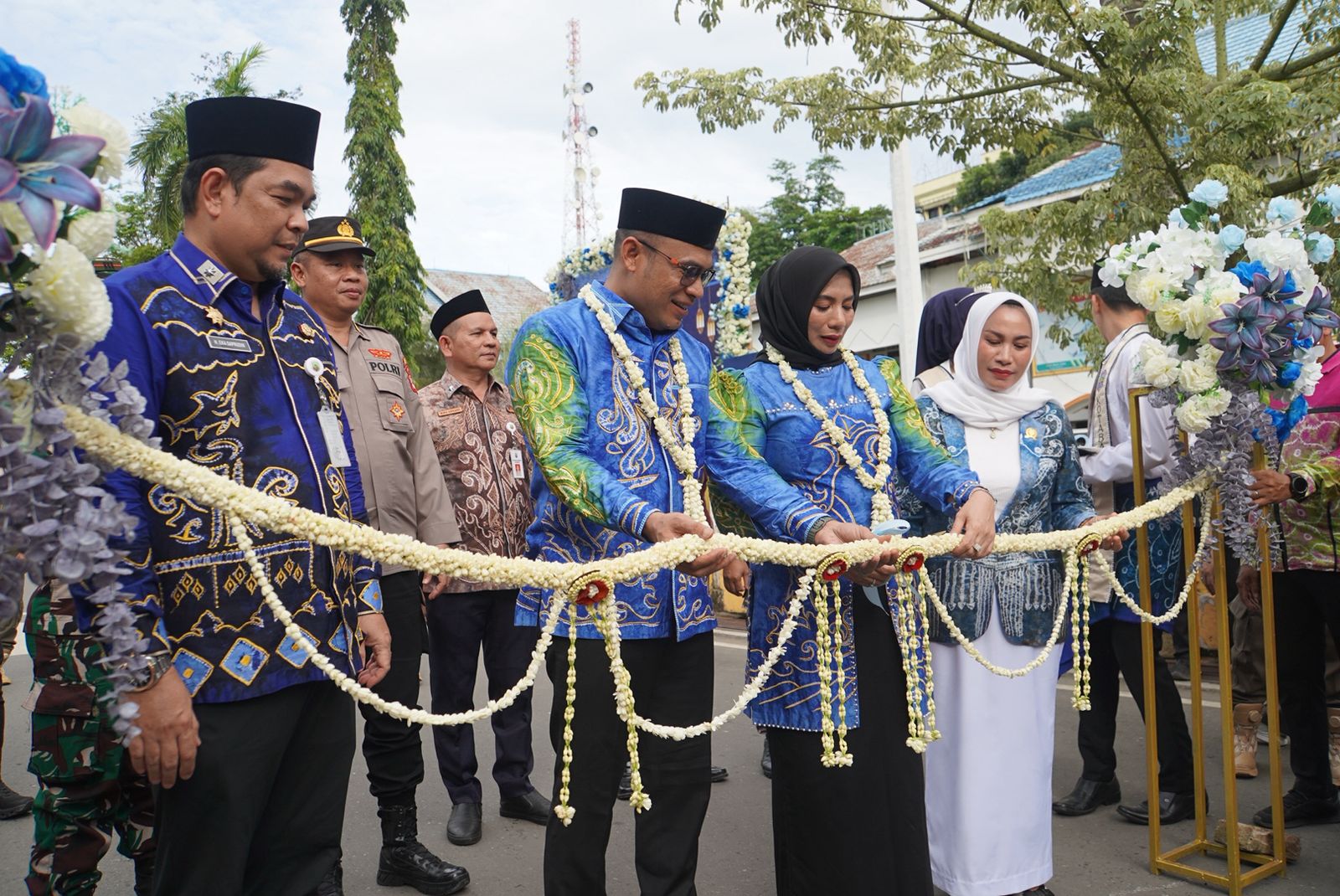 Prosesi pembukaan Ramadhan Saijaan Fest 2026 di Kotabaru ditandai pengguntingan ronce melati oleh Wakil Bupati bersama pejabat daerah.