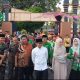 Wali Kota Palangka Raya Fairid Naparin berjalan bersama Forkopimda saat meninjau Pasar Wadai Ramadan di Palangka Raya.