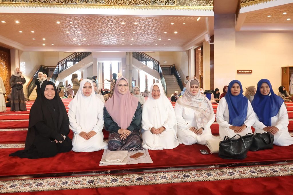 Ketua TP PKK Tanah Bumbu Andi Irmayani Rudi Latif saat menghadiri Safari Ramadan bersama jajaran pemerintah daerah di Masjid Al-Falah Simpang Empat.