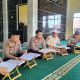 Personel Polres HSU membaca Al-Qur’an saat kegiatan tadarus Ramadan di masjid dalam rangka pembinaan rohani Polri.