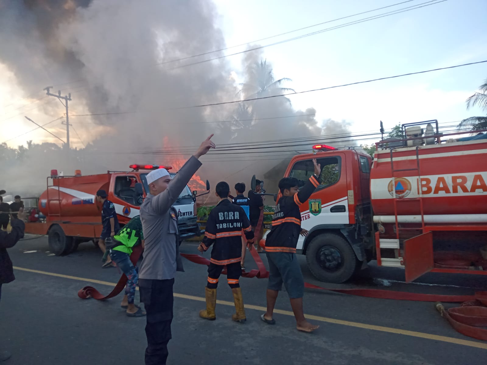 Petugas dan warga memadamkan kebakaran permukiman yang menghanguskan empat rumah di Desa Puain Kiwa Kecamatan Tanjung Tabalong.