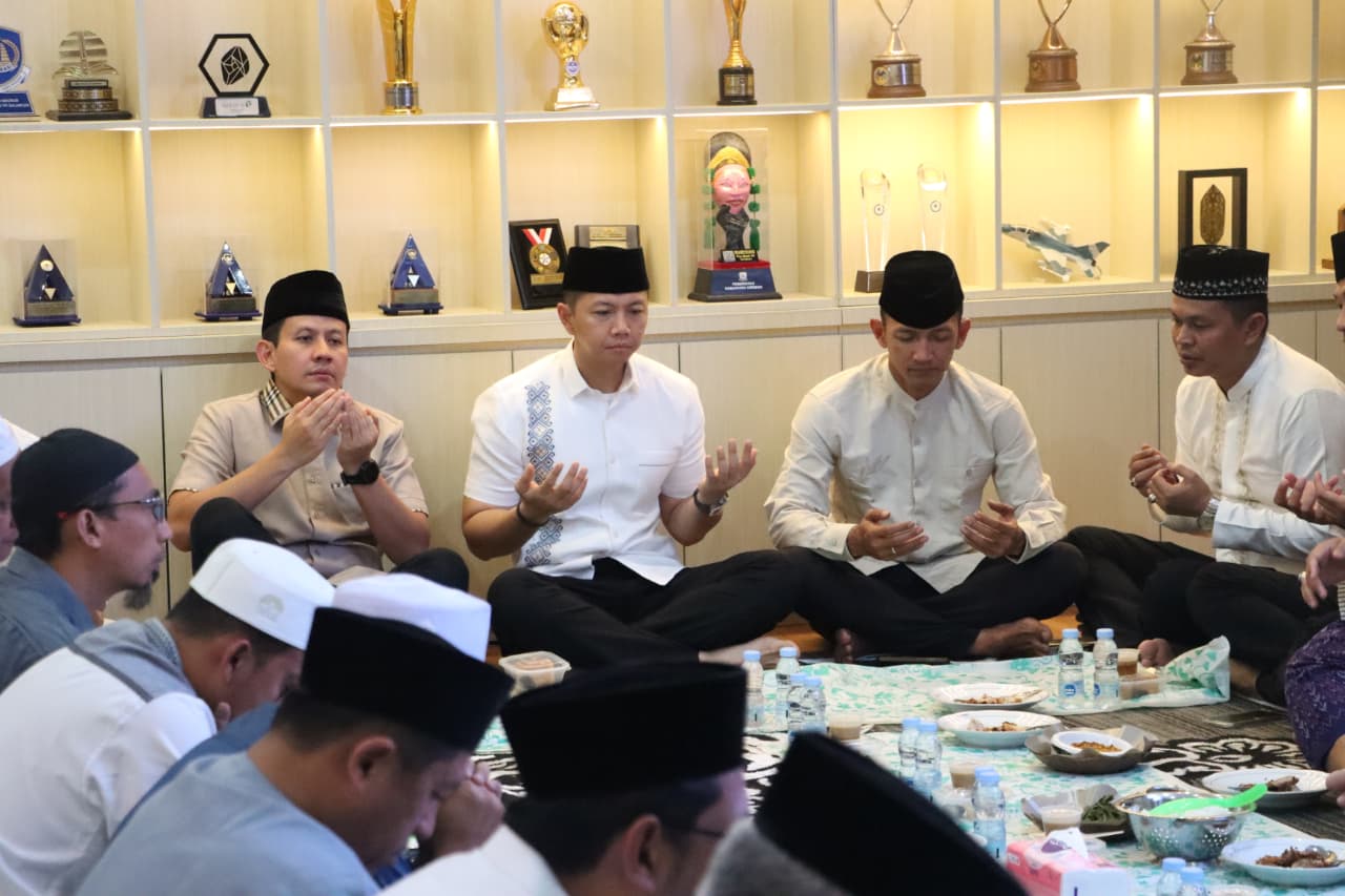Sejumlah pejabat dan tokoh masyarakat mengikuti doa bersama saat kegiatan buka puasa Ramadan di Pendopo Bersinar Kabupaten Tabalong.