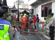Petugas damkar dan polisi menangani lokasi kebakaran rumah di Blimbingsari Caturtunggal Sleman setelah api berhasil dipadamkan.