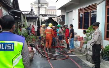 Petugas damkar dan polisi menangani lokasi kebakaran rumah di Blimbingsari Caturtunggal Sleman setelah api berhasil dipadamkan.