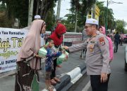 Polres HSU Bagikan 300 Takjil Ramadan di Bundaran Tugu Sholawat Amuntai