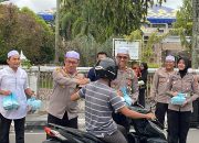 Kali Kedua, Polres HSU Kembali Bagikan Takjil di Bundaran Tugu Sholawat Amuntai